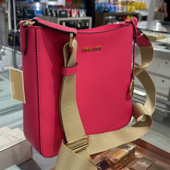 Michael Kors Jet Set Travel Small Messenger Crossbody Bag
Electric Pink 
NWT - Picture 2 of 16